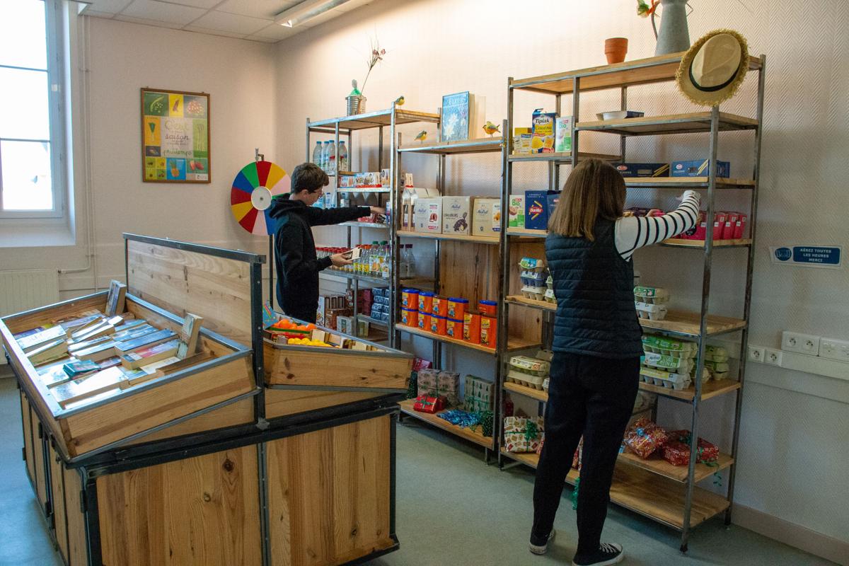Élèves de bac pro TCVA dans la boutique pédagogique du lycée
