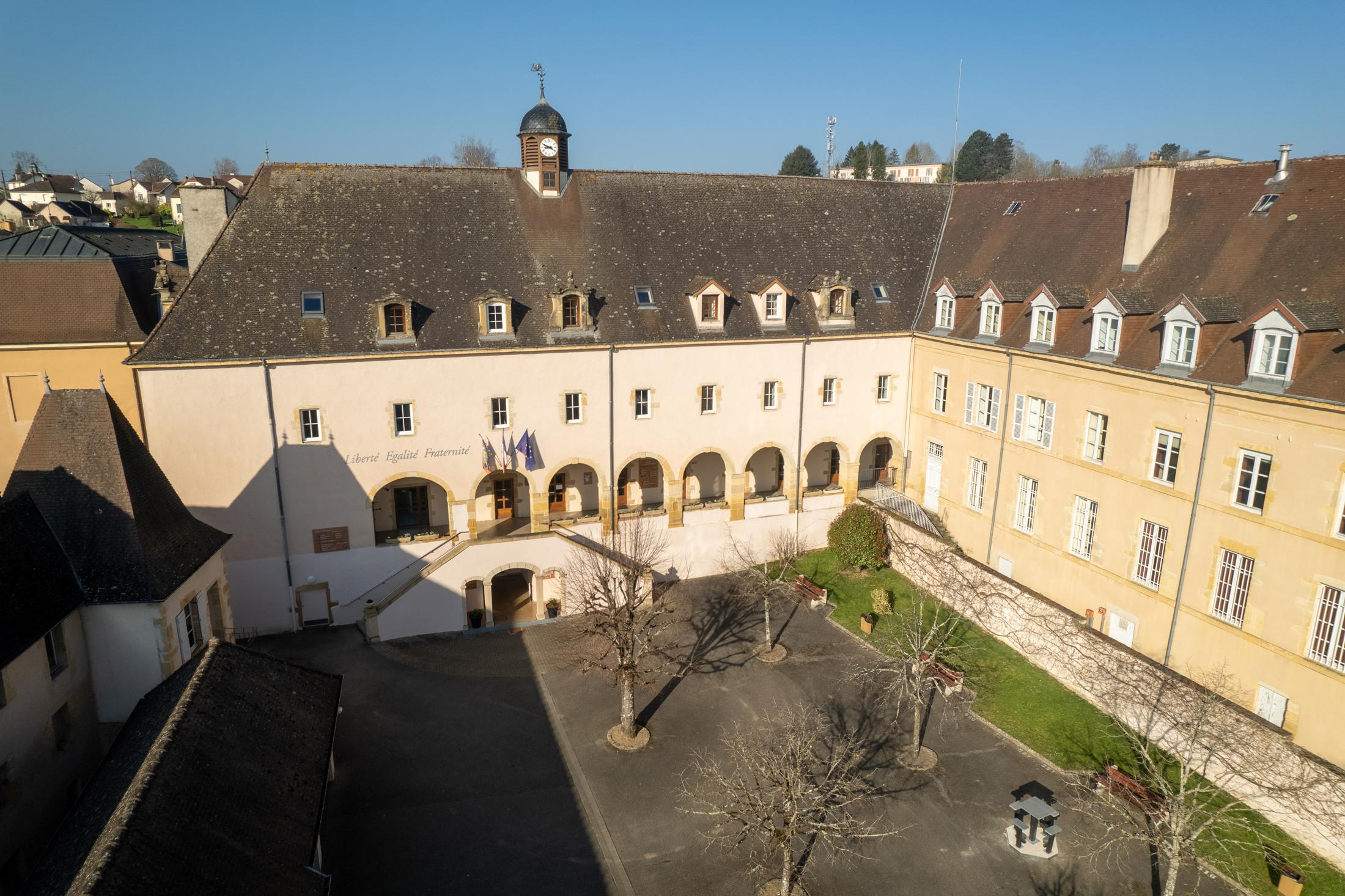 La cour d’honneur et le bâtiment historique du lycée